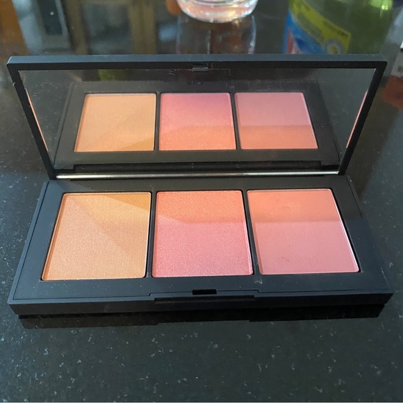 NARS heartbreaker cheek palatte - Picture 2 of 3